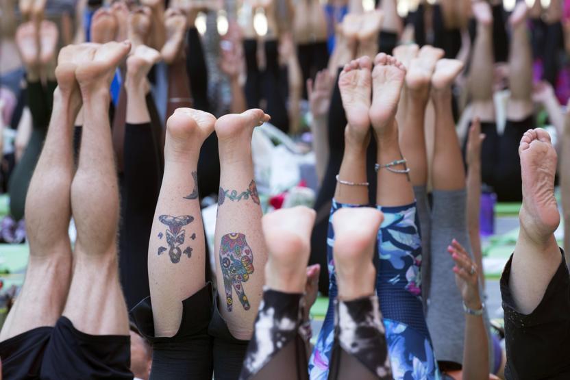 Dünya Yoga Gününde yüzlerce kişi Times Meydanında
