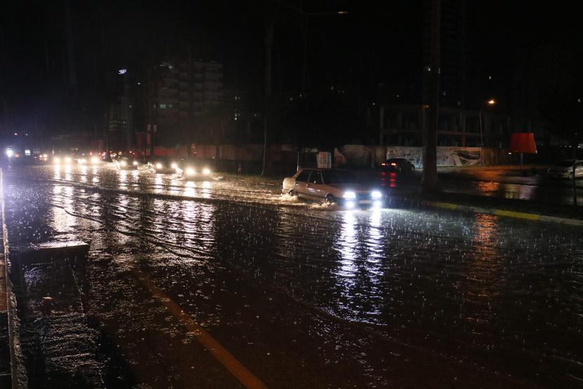 Sağanak Adanayı gece vurdu