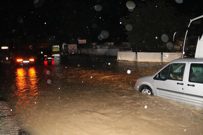 Sağanak Adanayı gece vurdu