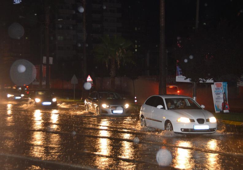 Sağanak Adanayı gece vurdu