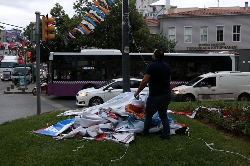 Partilerin bayrak ve afişleri toplanmaya başladı