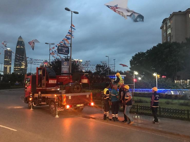 Partilerin bayrak ve afişleri toplanmaya başladı