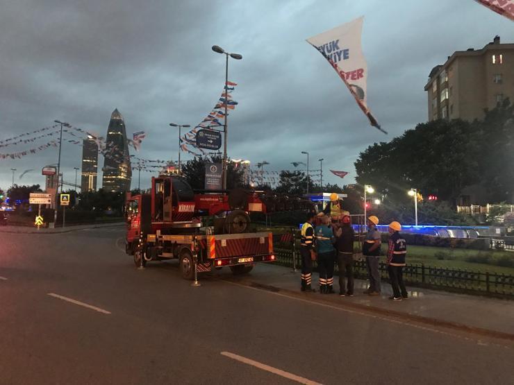 Partilerin bayrak ve afişleri toplanmaya başladı