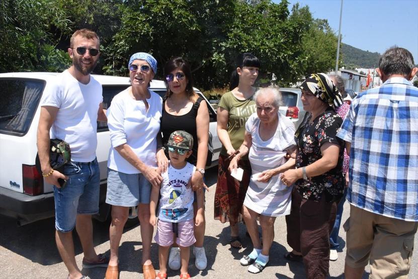 Ünlü oyuncu Fatma Girik annesiyle beraber oy kullandı