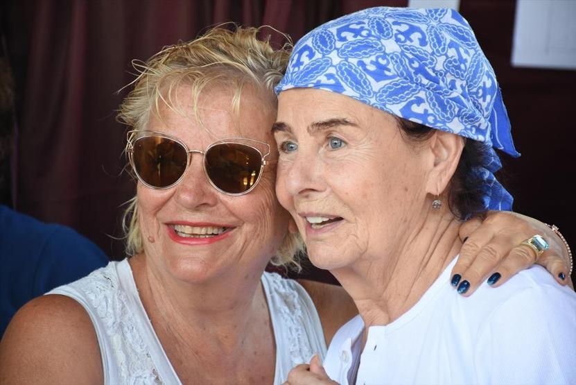 Ünlü oyuncu Fatma Girik annesiyle beraber oy kullandı