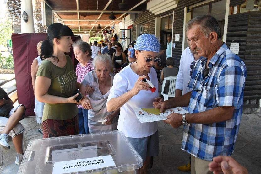 Ünlü oyuncu Fatma Girik annesiyle beraber oy kullandı