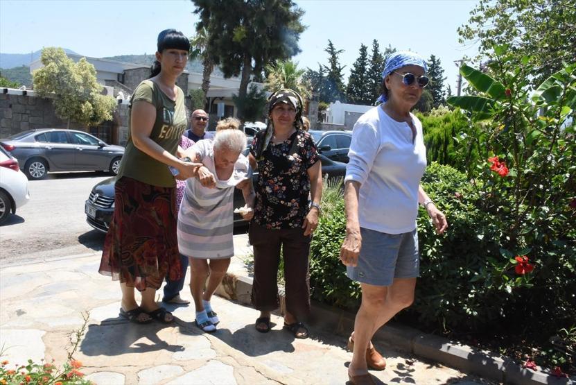 Ünlü oyuncu Fatma Girik annesiyle beraber oy kullandı