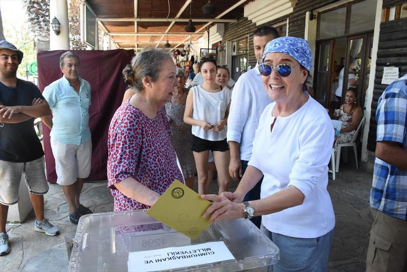 Ünlü oyuncu Fatma Girik annesiyle beraber oy kullandı