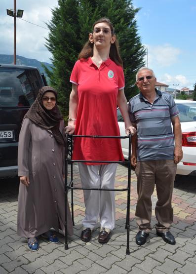 Dünyanın en uzun boylu kızı Rümeysa Gelgi oyunu kullandı