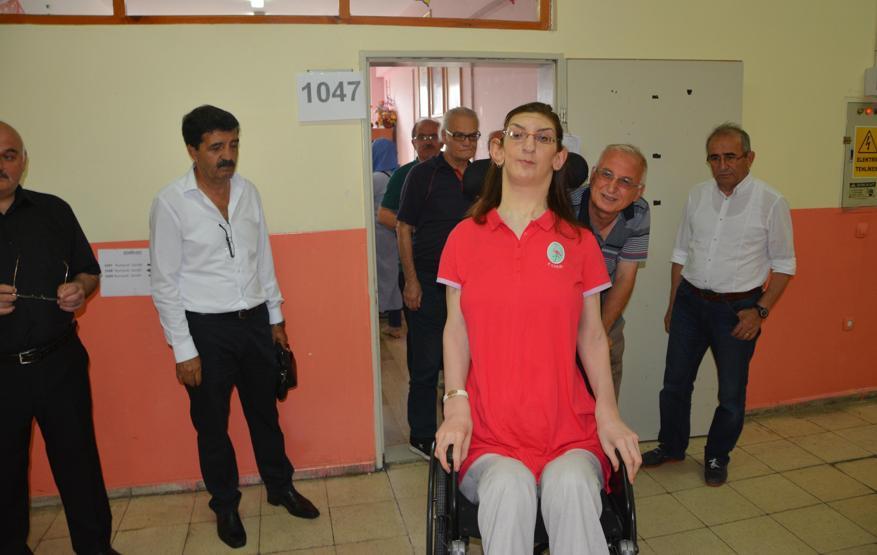 Dünyanın en uzun boylu kızı Rümeysa Gelgi oyunu kullandı