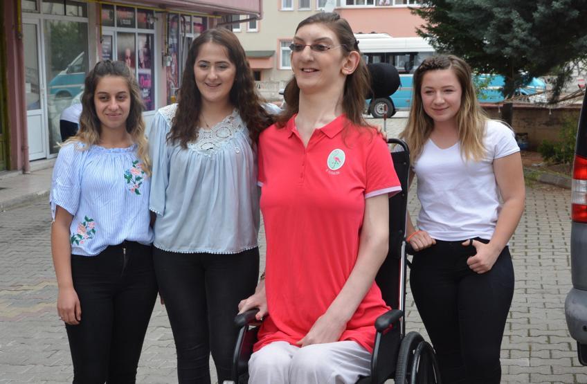 Dünyanın en uzun boylu kızı Rümeysa Gelgi oyunu kullandı