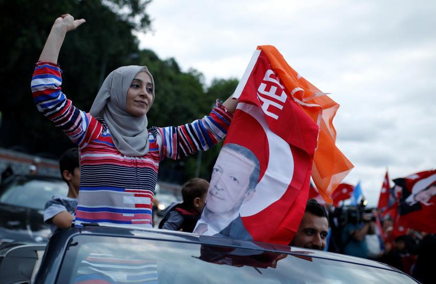 AK Partililer ilk seçim sonuçlarının ardından sokaklara döküldü