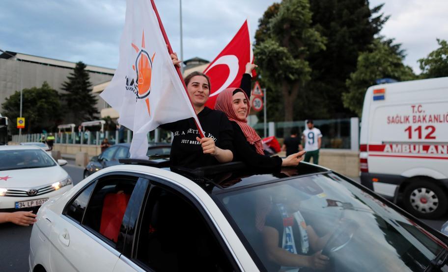 AK Partililer ilk seçim sonuçlarının ardından sokaklara döküldü