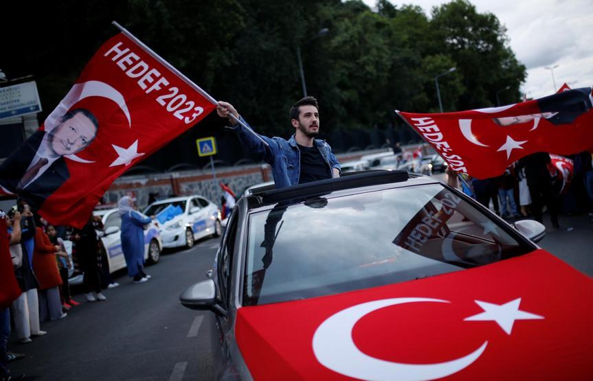 AK Partililer ilk seçim sonuçlarının ardından sokaklara döküldü