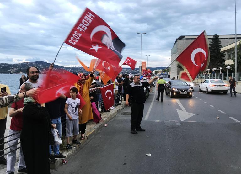 AK Partililer ilk seçim sonuçlarının ardından sokaklara döküldü