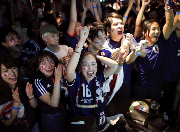 Japon taraftarlar çöpleri toplayıp gitti