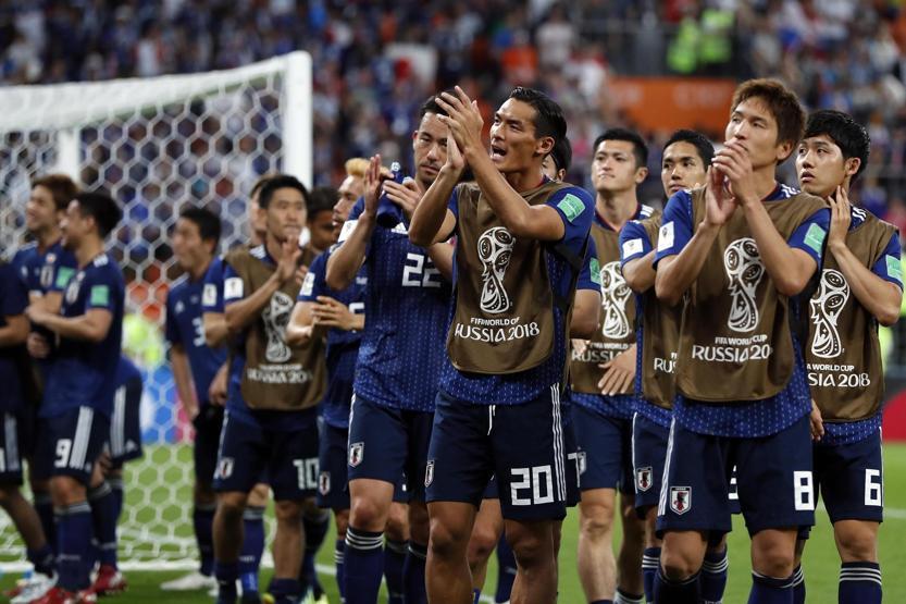 Japon taraftarlar çöpleri toplayıp gitti