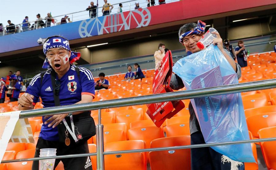 Japon taraftarlar çöpleri toplayıp gitti