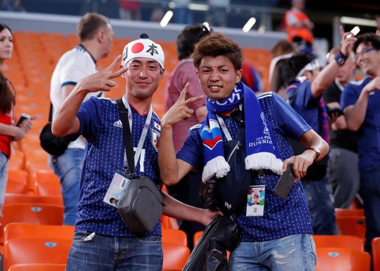 Japon taraftarlar çöpleri toplayıp gitti