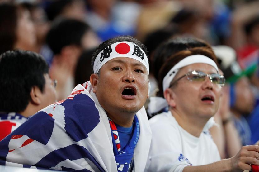 Japon taraftarlar çöpleri toplayıp gitti