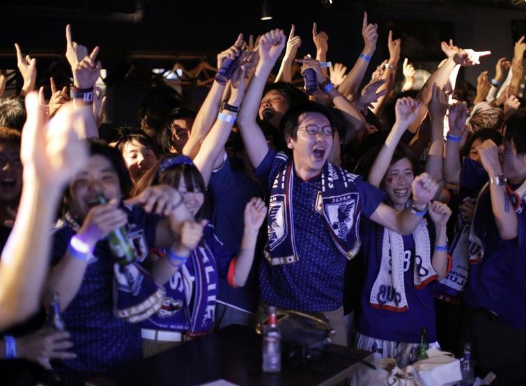 Japon taraftarlar çöpleri toplayıp gitti