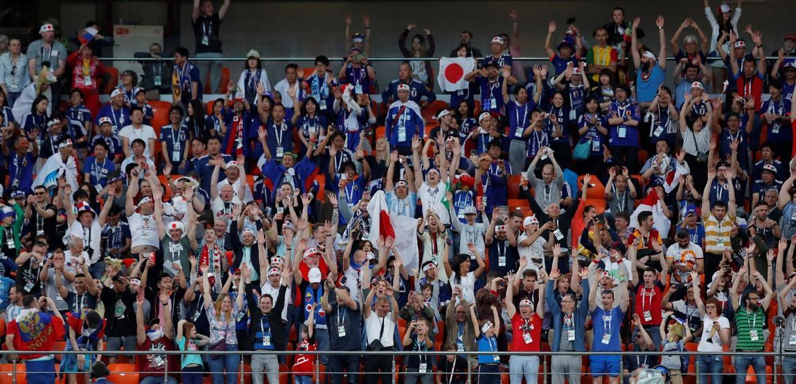 Japon taraftarlar çöpleri toplayıp gitti