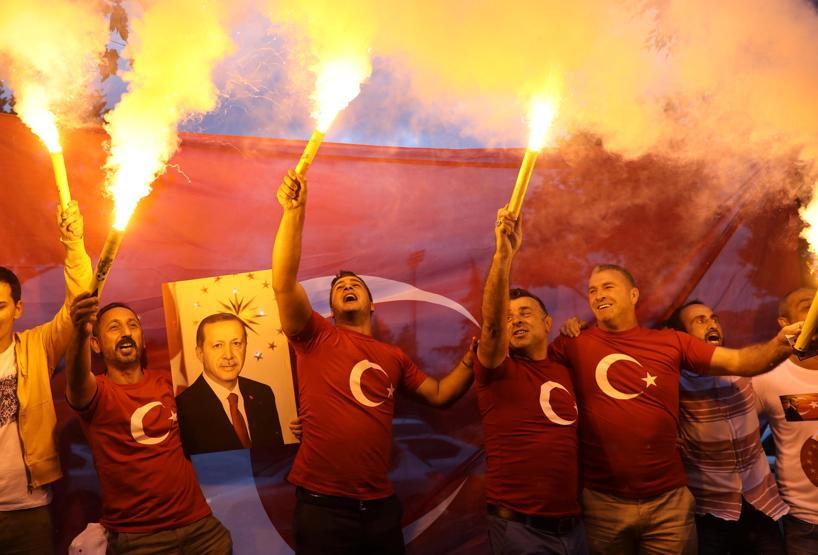 AK Partililer ilk seçim sonuçlarının ardından sokaklara döküldü