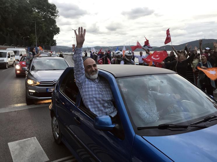 AK Partililer ilk seçim sonuçlarının ardından sokaklara döküldü