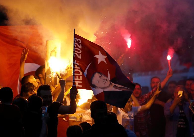 AK Partililer ilk seçim sonuçlarının ardından sokaklara döküldü
