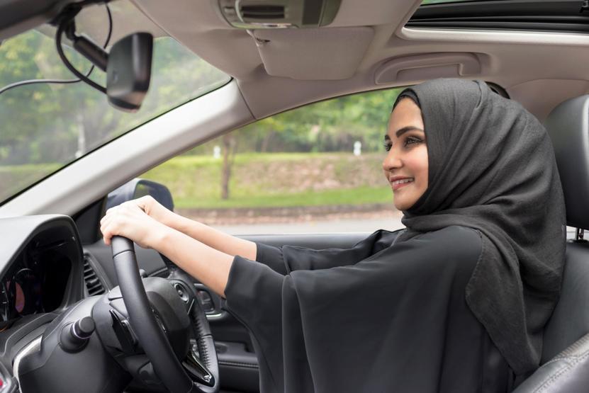 Araba kullanabiliyorlar ama ilginç yasaklar sürüyor
