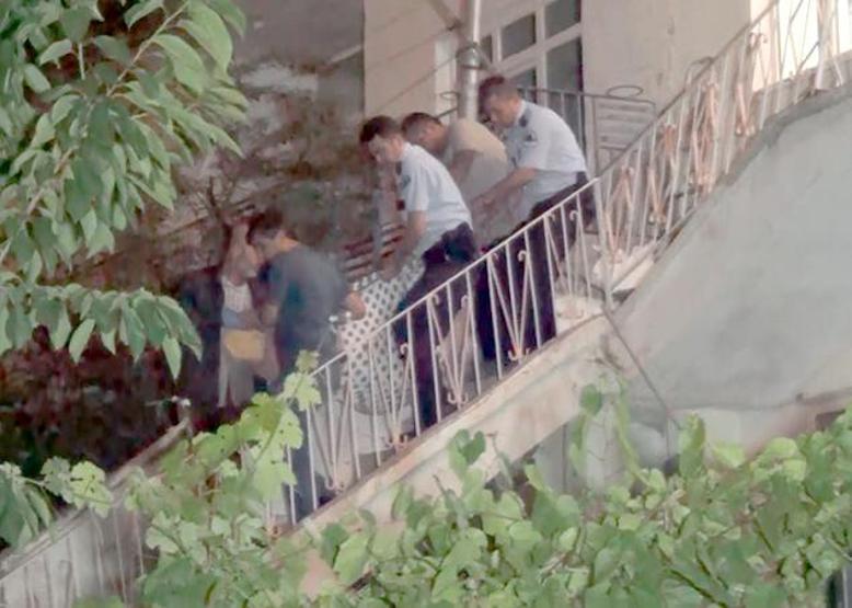 Eşini öldürüp komşusunu adliyeye kadar silahla kovaladı
