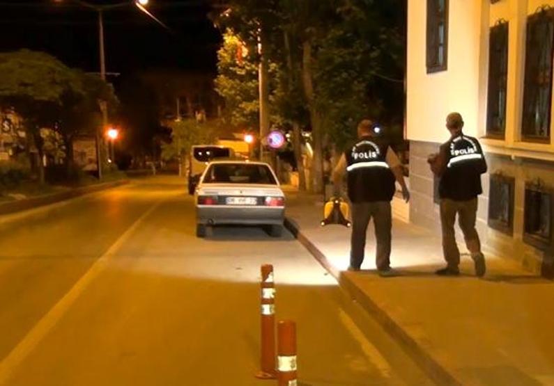 Eşini öldürüp komşusunu adliyeye kadar silahla kovaladı
