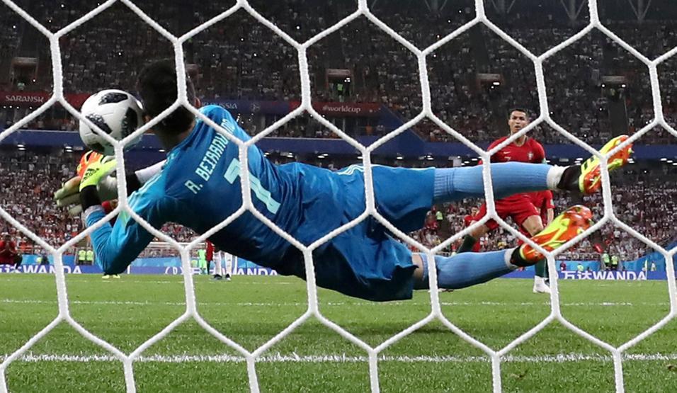 Ronaldonun penaltısını kurtaran İranlı kalecinin hayatı roman