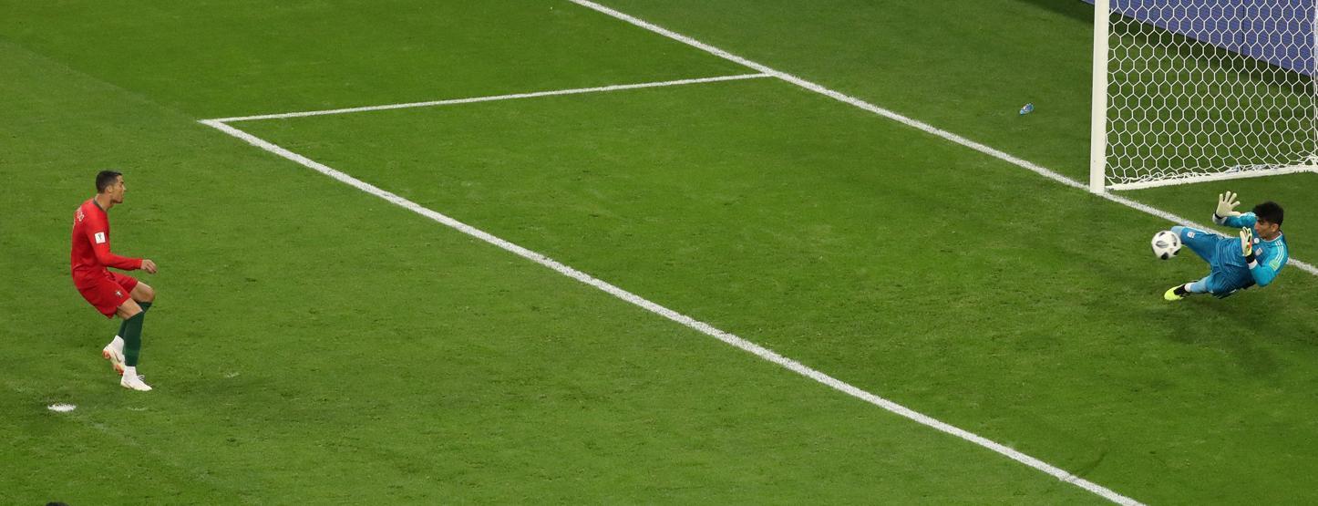 Ronaldonun penaltısını kurtaran İranlı kalecinin hayatı roman