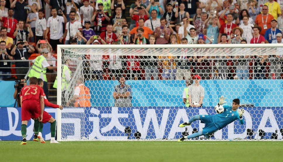 Ronaldonun penaltısını kurtaran İranlı kalecinin hayatı roman