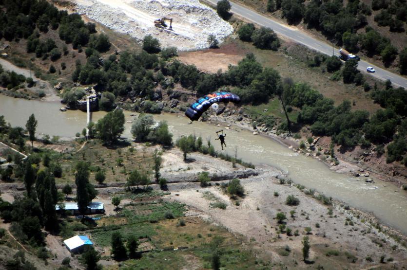 Tuncelide 500 metrelik uçurumda nefes kesen atlayış