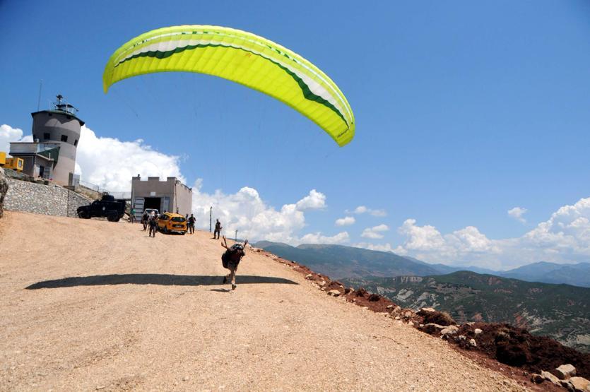 Tuncelide 500 metrelik uçurumda nefes kesen atlayış