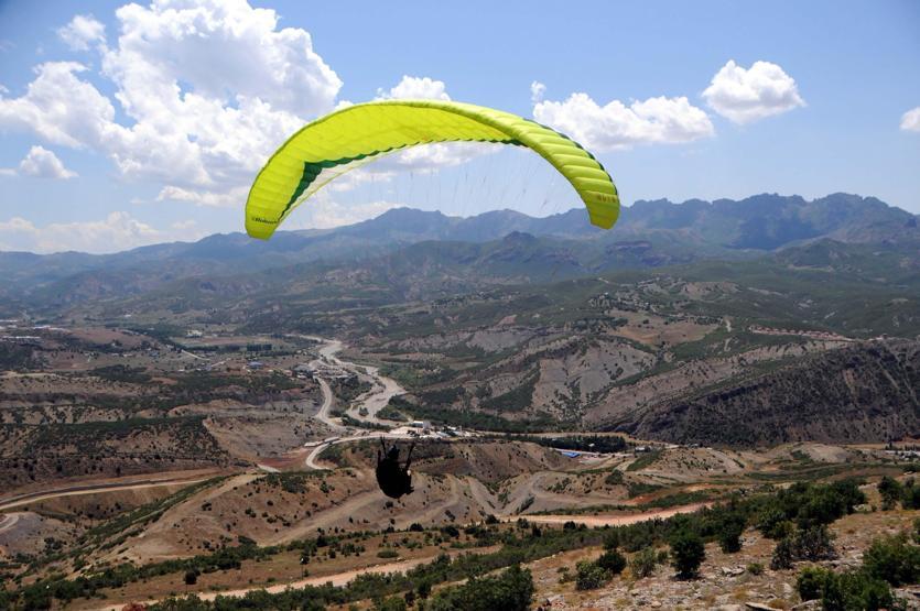 Tuncelide 500 metrelik uçurumda nefes kesen atlayış