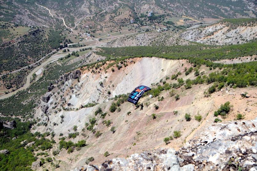 Tuncelide 500 metrelik uçurumda nefes kesen atlayış