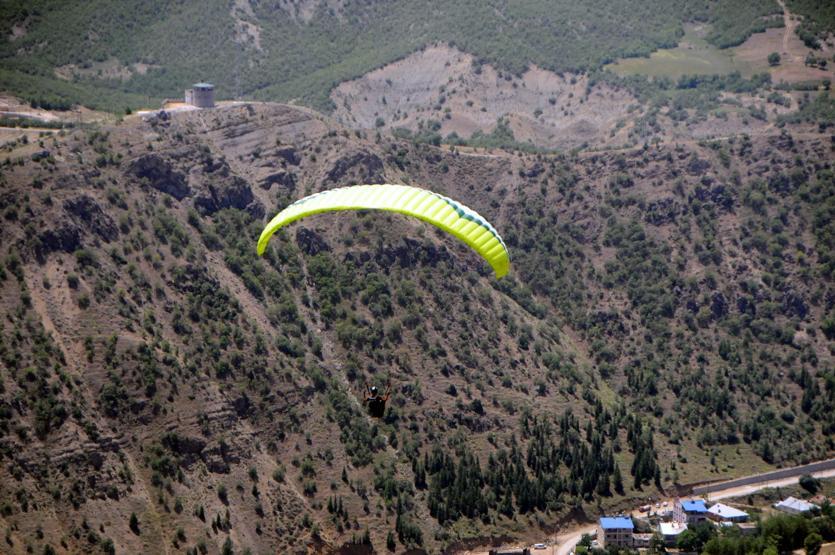 Tuncelide 500 metrelik uçurumda nefes kesen atlayış