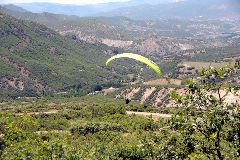 Tuncelide 500 metrelik uçurumda nefes kesen atlayış
