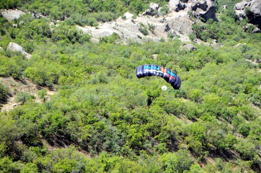Tuncelide 500 metrelik uçurumda nefes kesen atlayış