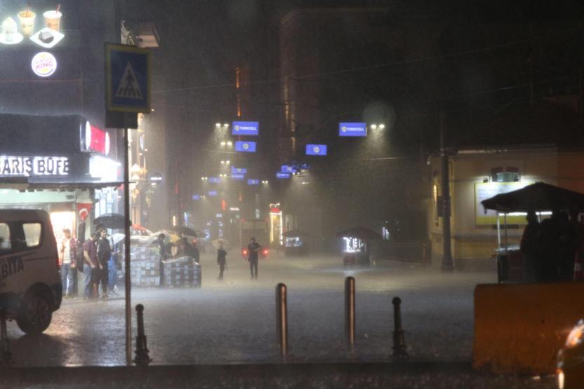 İstanbulu etkisi altına alan yağmurdan kareler