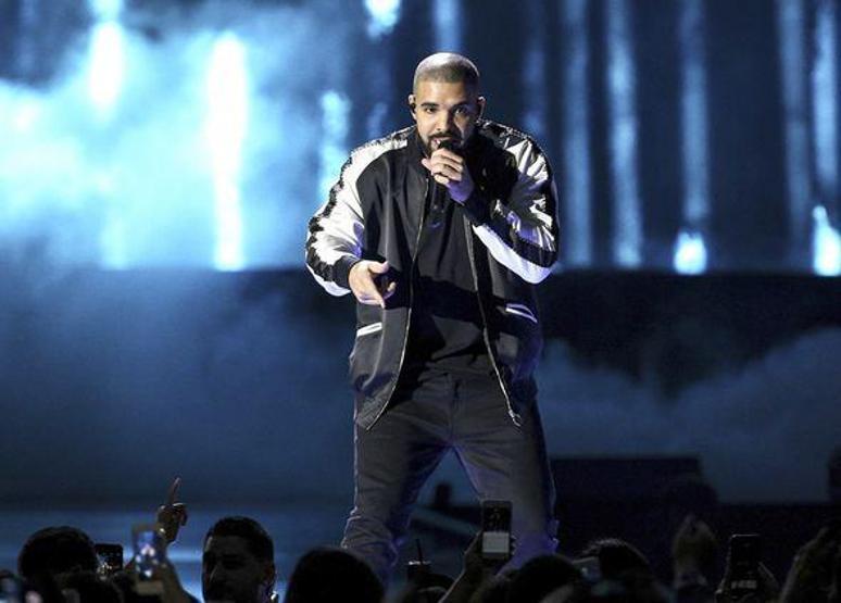 Drake, Sophie Brussauxdan çocuğu olduğunu itiraf etti