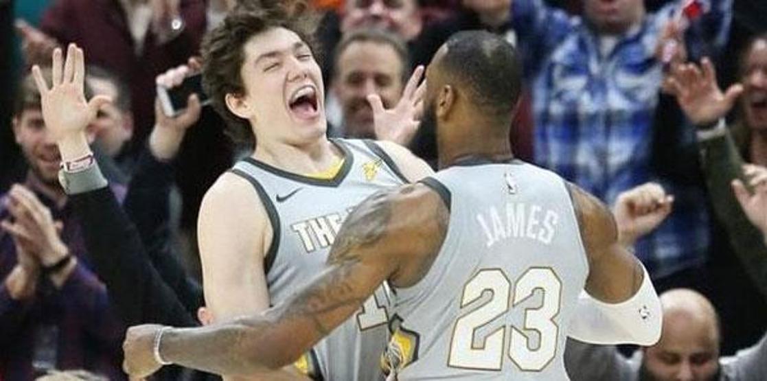154 milyon dolara imza atan LeBron James, 25 saniyede asgari ücretlinin bir yıllık maaşını kazanıyor