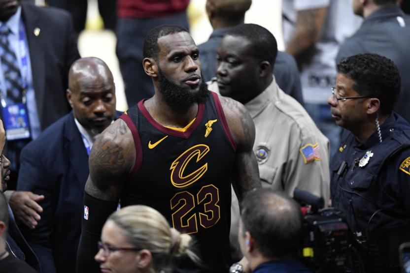 154 milyon dolara imza atan LeBron James, 25 saniyede asgari ücretlinin bir yıllık maaşını kazanıyor