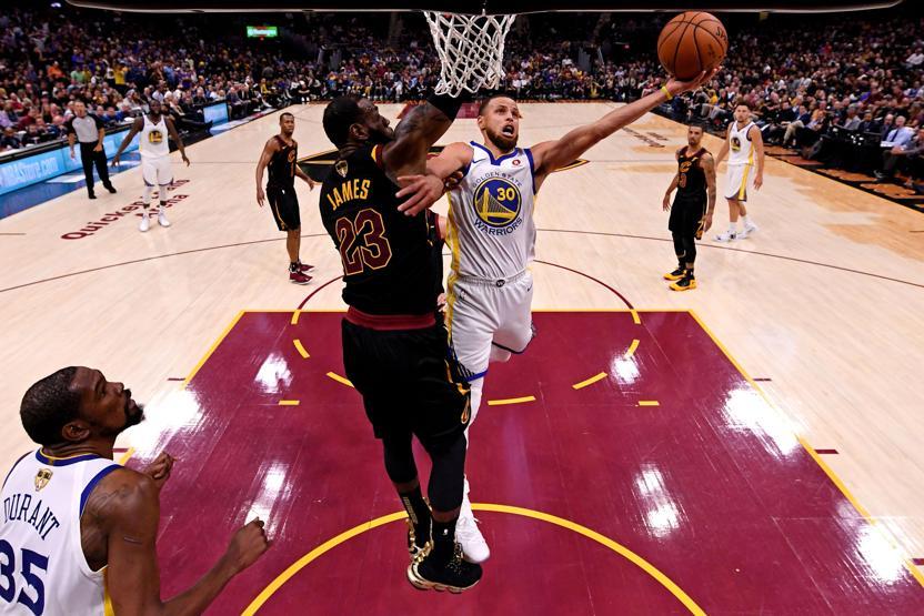 154 milyon dolara imza atan LeBron James, 25 saniyede asgari ücretlinin bir yıllık maaşını kazanıyor