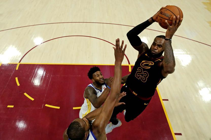 154 milyon dolara imza atan LeBron James, 25 saniyede asgari ücretlinin bir yıllık maaşını kazanıyor
