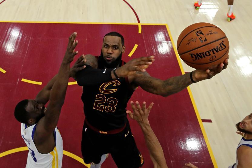 154 milyon dolara imza atan LeBron James, 25 saniyede asgari ücretlinin bir yıllık maaşını kazanıyor