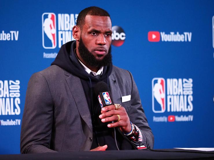 154 milyon dolara imza atan LeBron James, 25 saniyede asgari ücretlinin bir yıllık maaşını kazanıyor